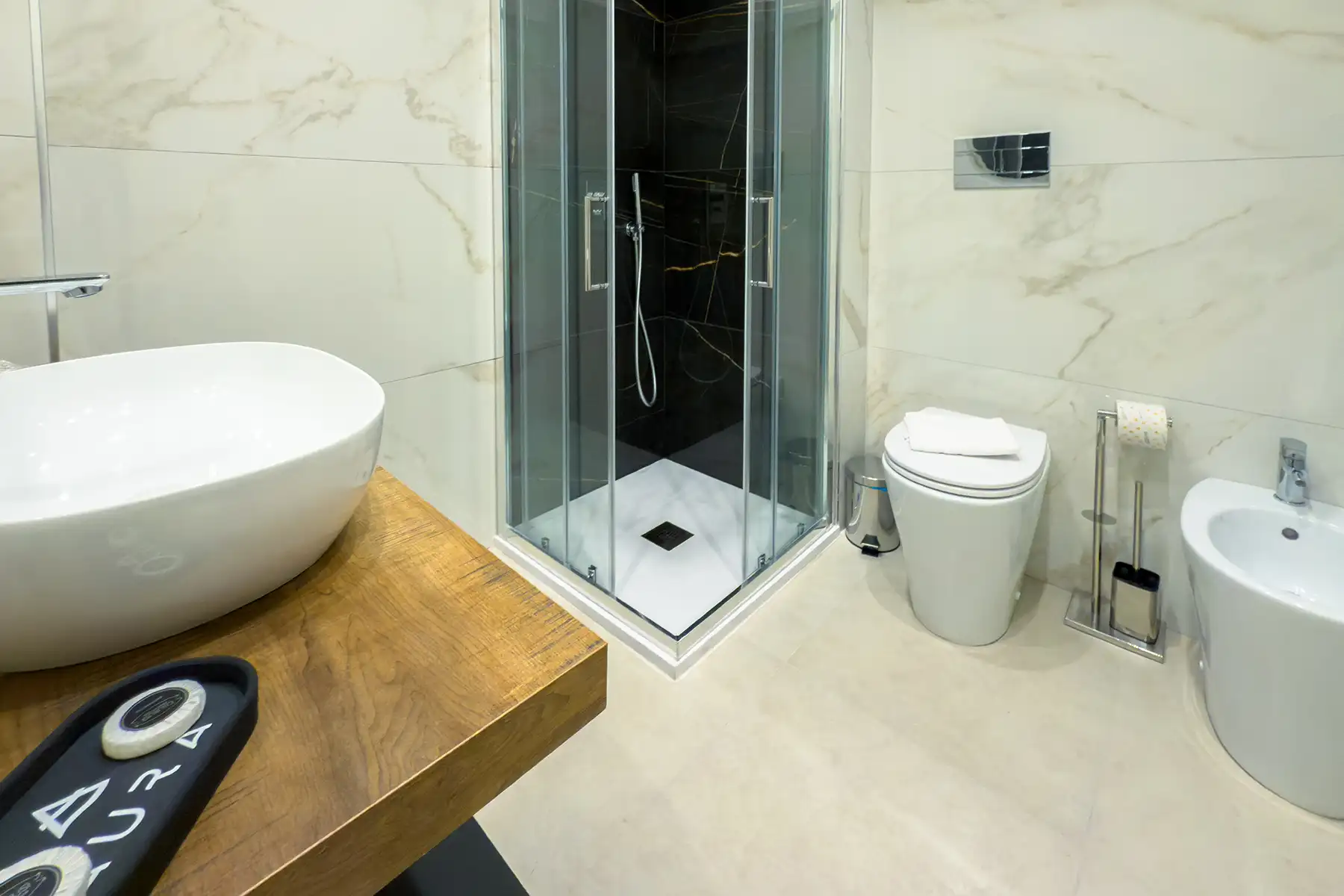 aurabbpachino-camera-essenza-bagno-doccia