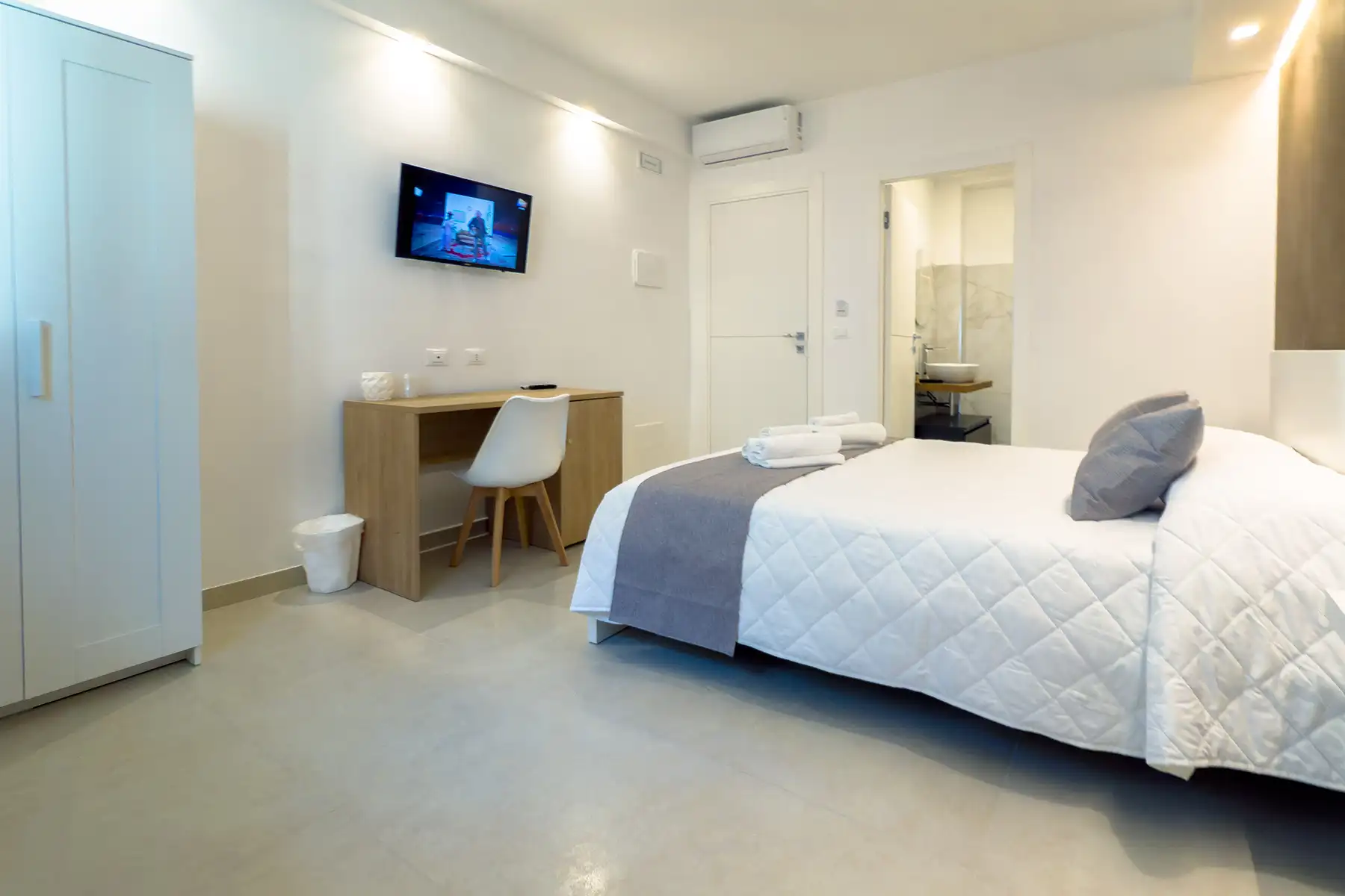 aurabbpachino-camera-essenza-scrivania