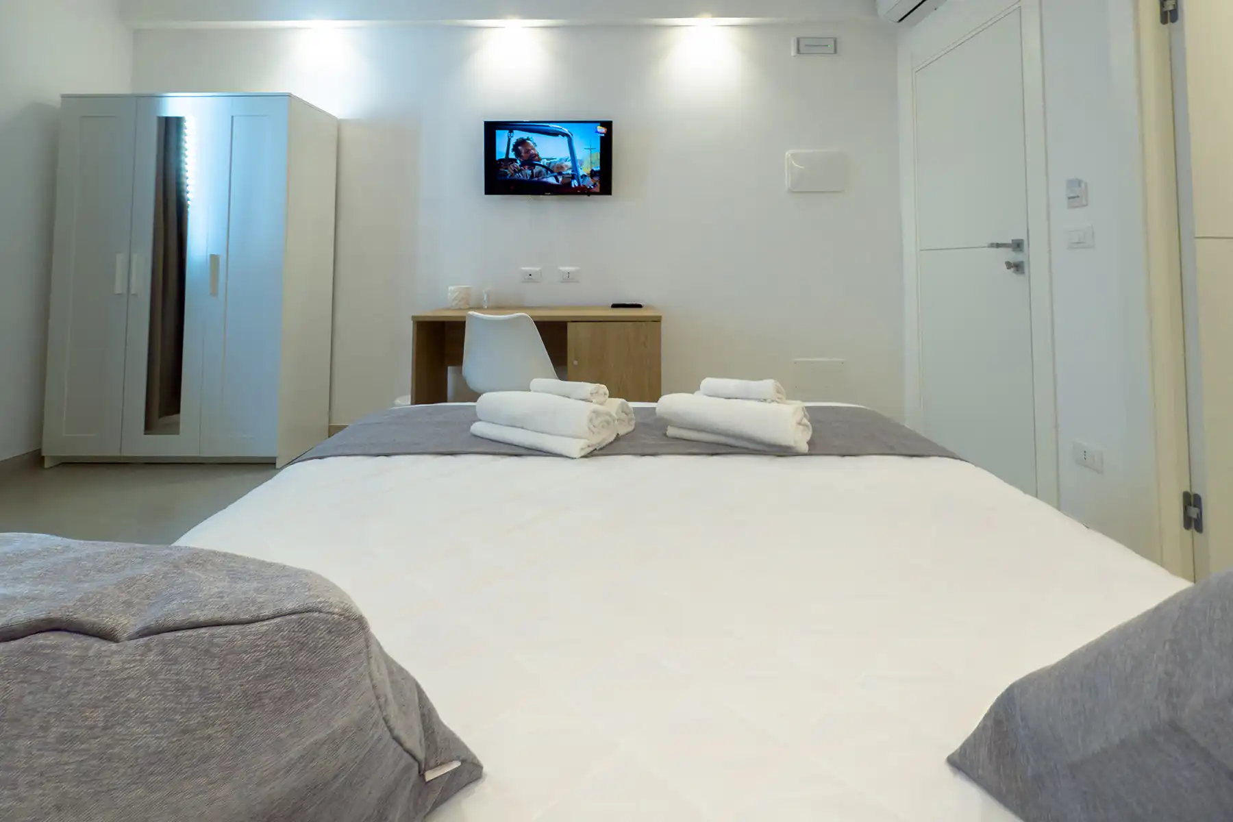 aurabbpachino-camera-essenza-tv-led