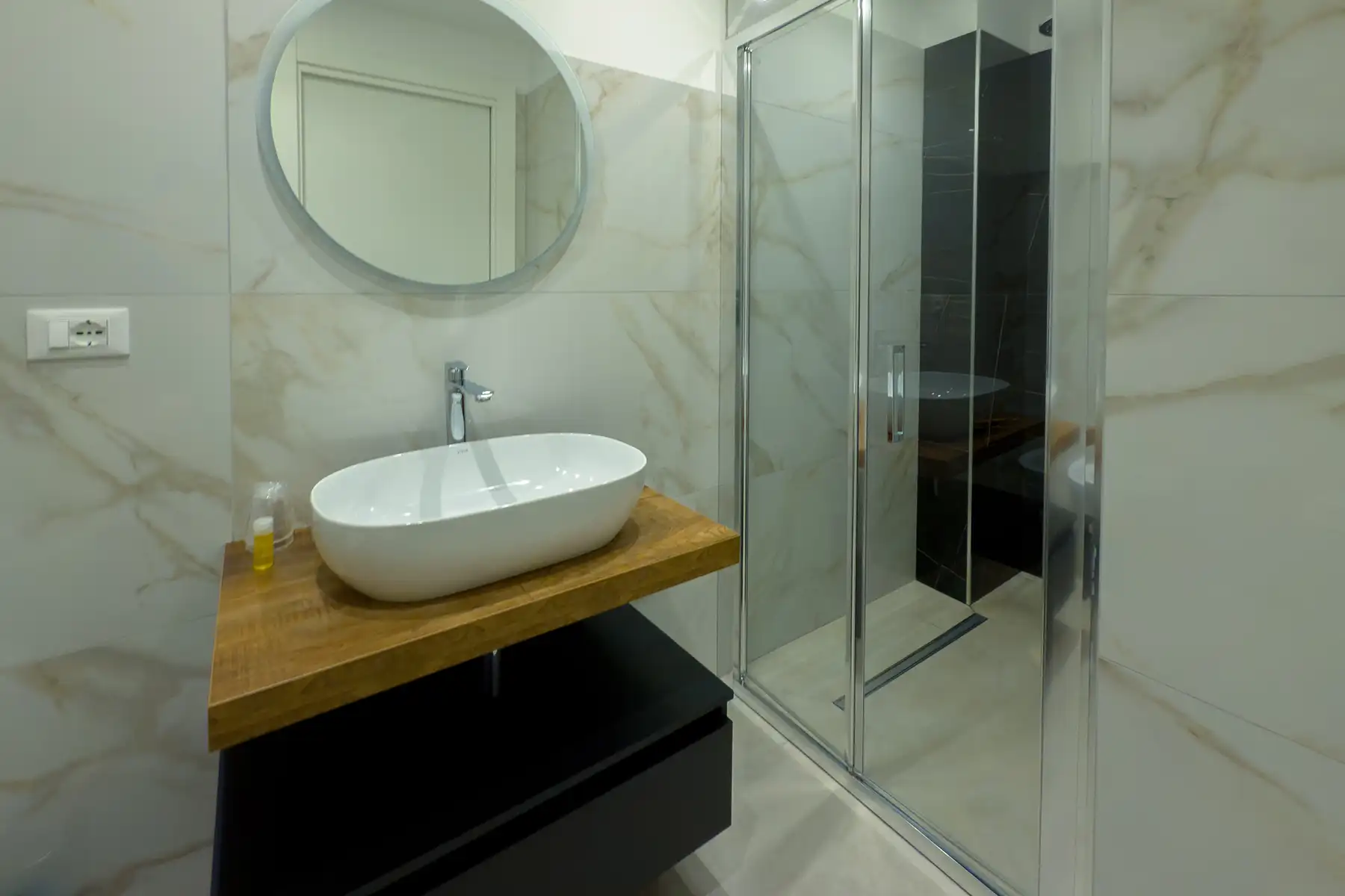 aurabbpachino-camera-luce-bagno-lavabo