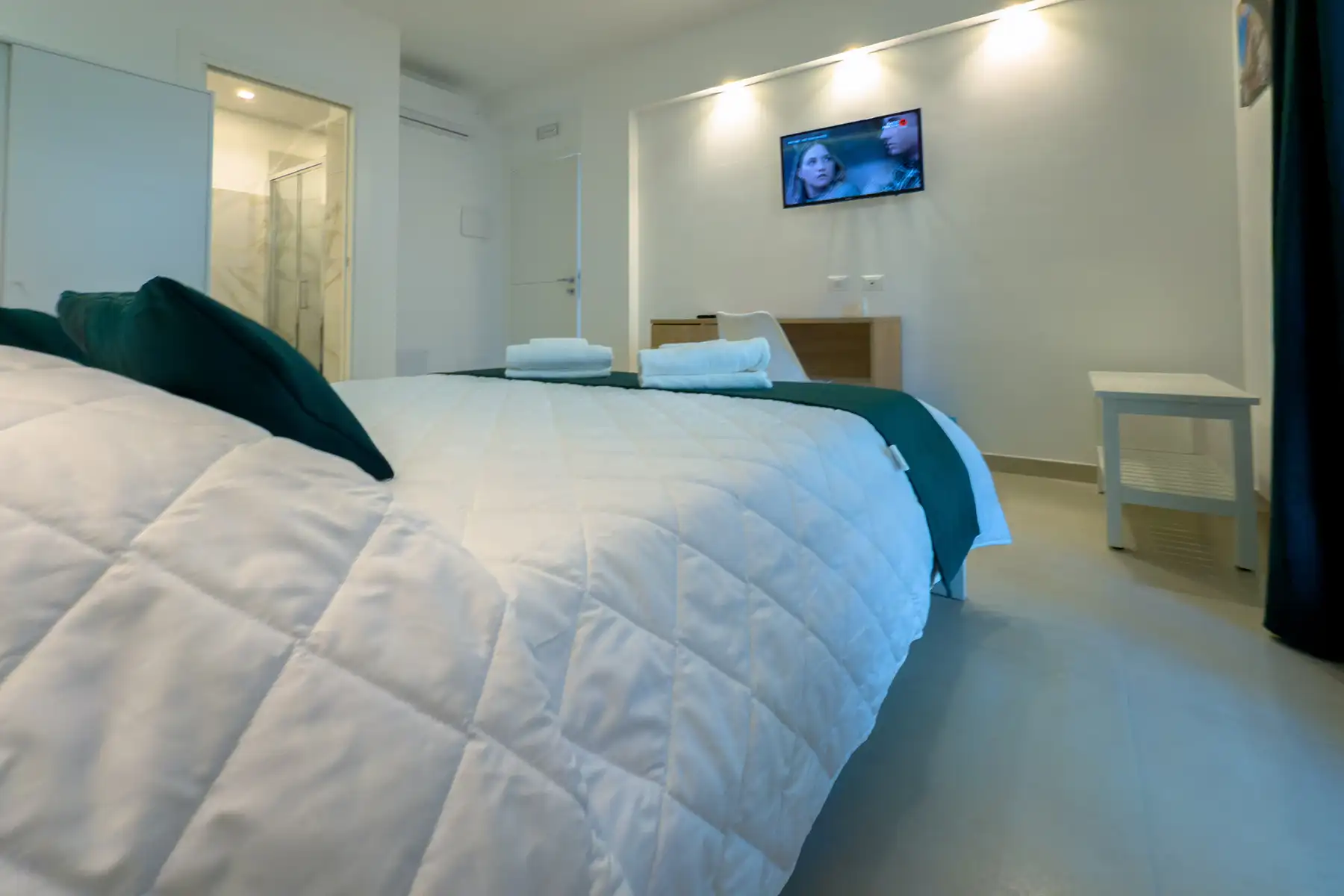 aurabbpachino-camera-luce-scrivania-armadio